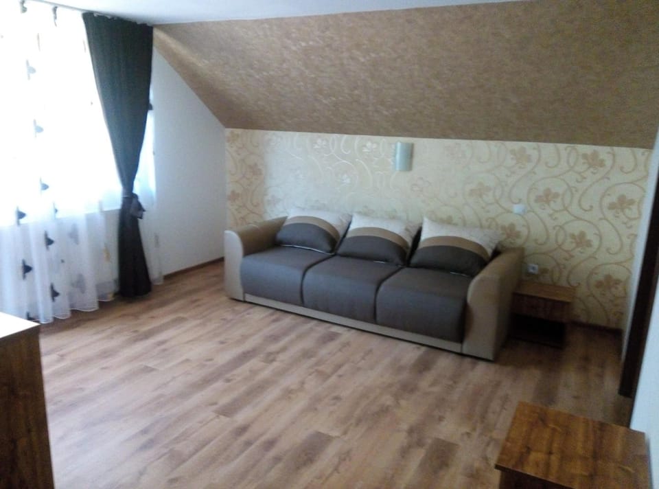 Classic Suite | Living room | 60-cm flat-screen TV with satellite channels