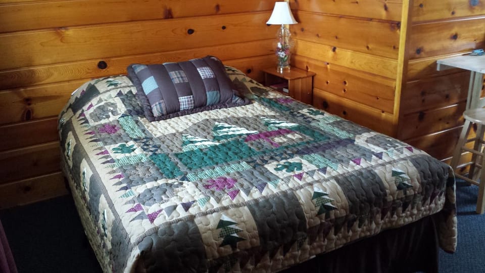 Standard Room, 1 Queen Bed, Refrigerator & Microwave | Bed sheets