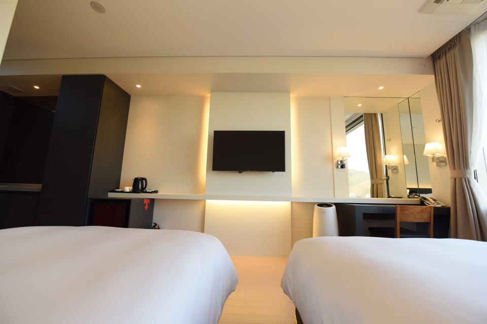 Deluxe Twin Room | Premium bedding, in-room safe, desk, blackout drapes