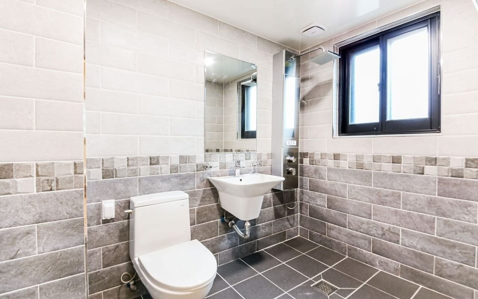 Superior Room (Rate for 2) | Bathroom | Shower, rainfall showerhead, free toiletries, hair dryer