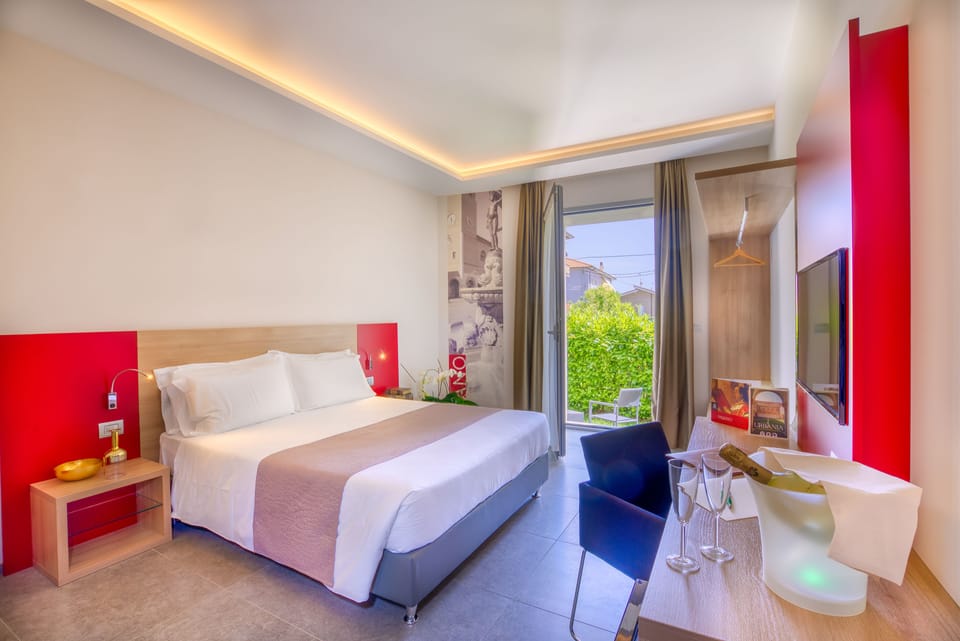 Deluxe Room | Minibar, in-room safe, desk, blackout drapes