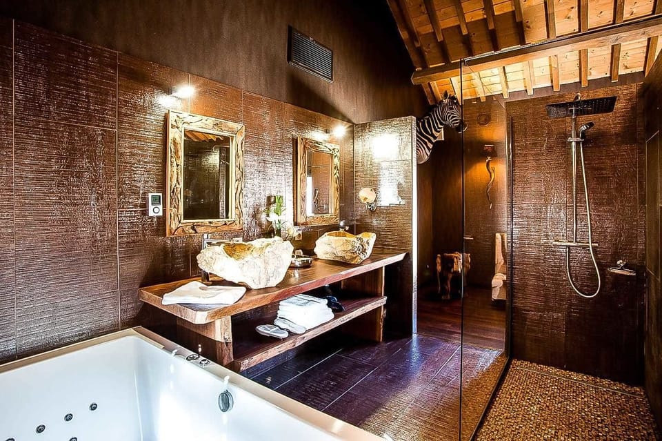 Comfort Suite (Lodge) | Bathroom | Free toiletries, hair dryer, towels
