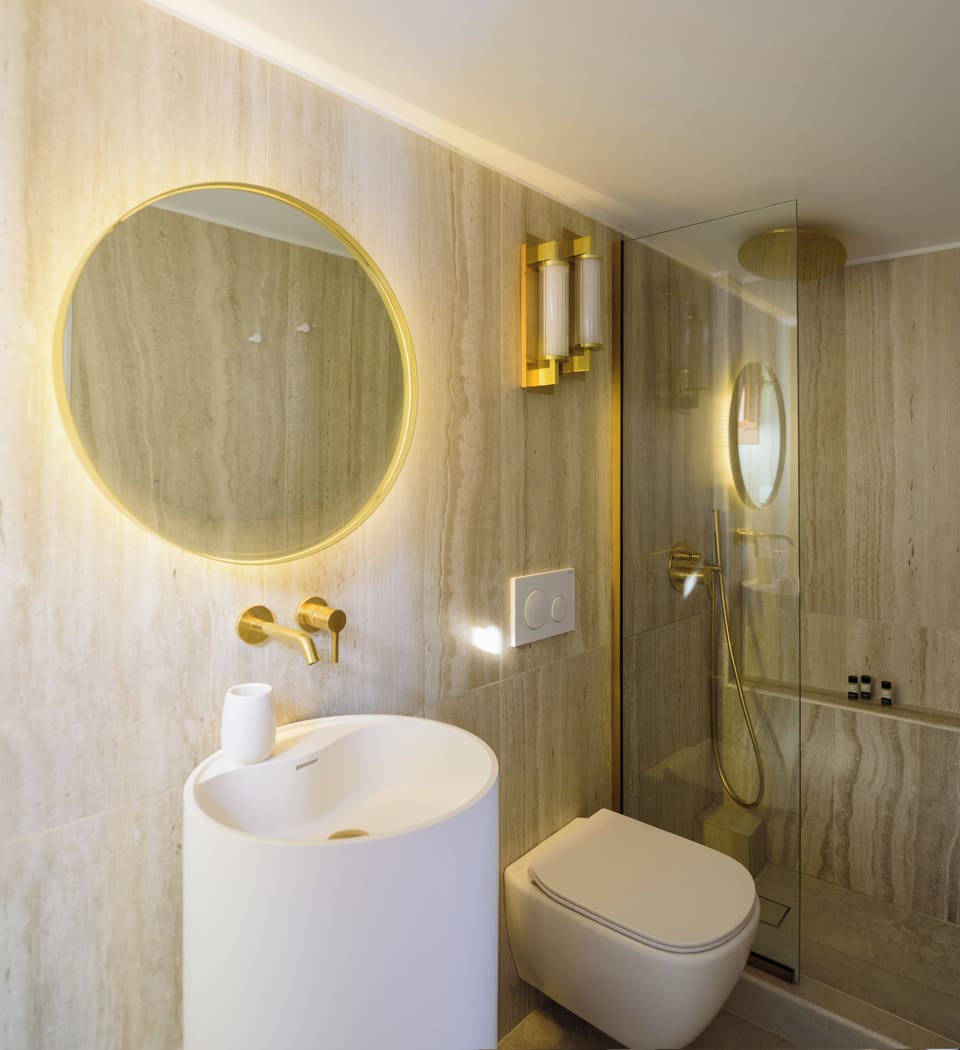 Superior Room Sunrise View | Bathroom | Bathtub, free toiletries, hair dryer, slippers