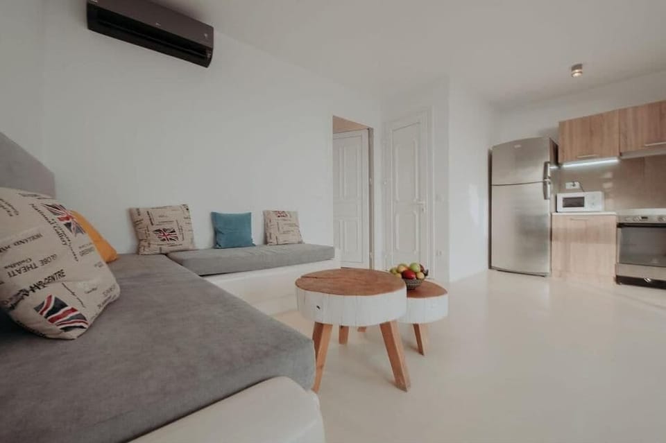 Deluxe Jacuzzi Suite  | Living area | 42-inch flat-screen TV with satellite channels, TV, Netflix