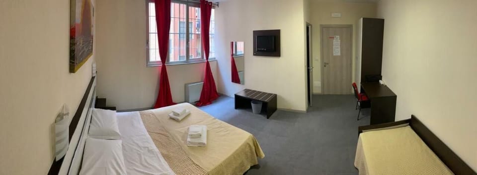 Triple Room, Multiple Beds | Desk, soundproofing, free WiFi, bed sheets