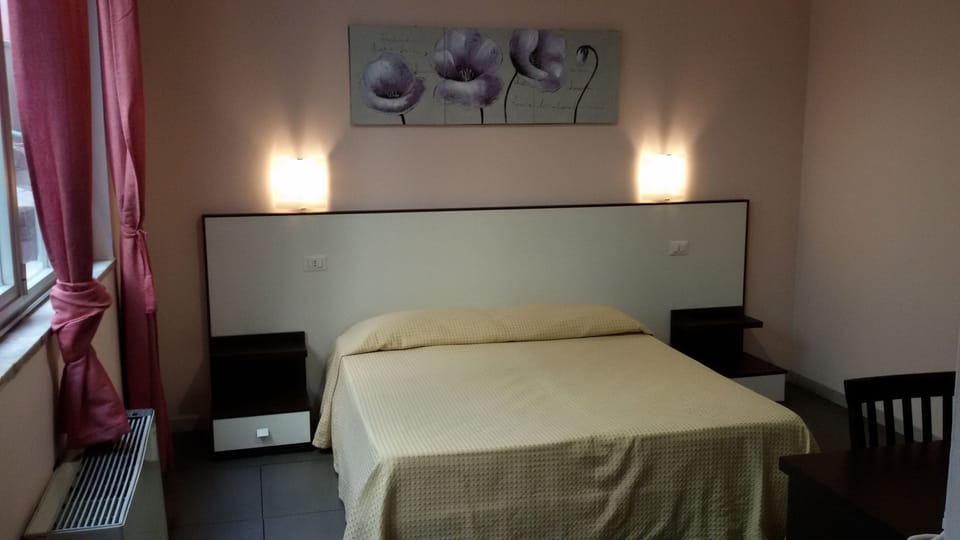Desk, soundproofing, free WiFi, bed sheets