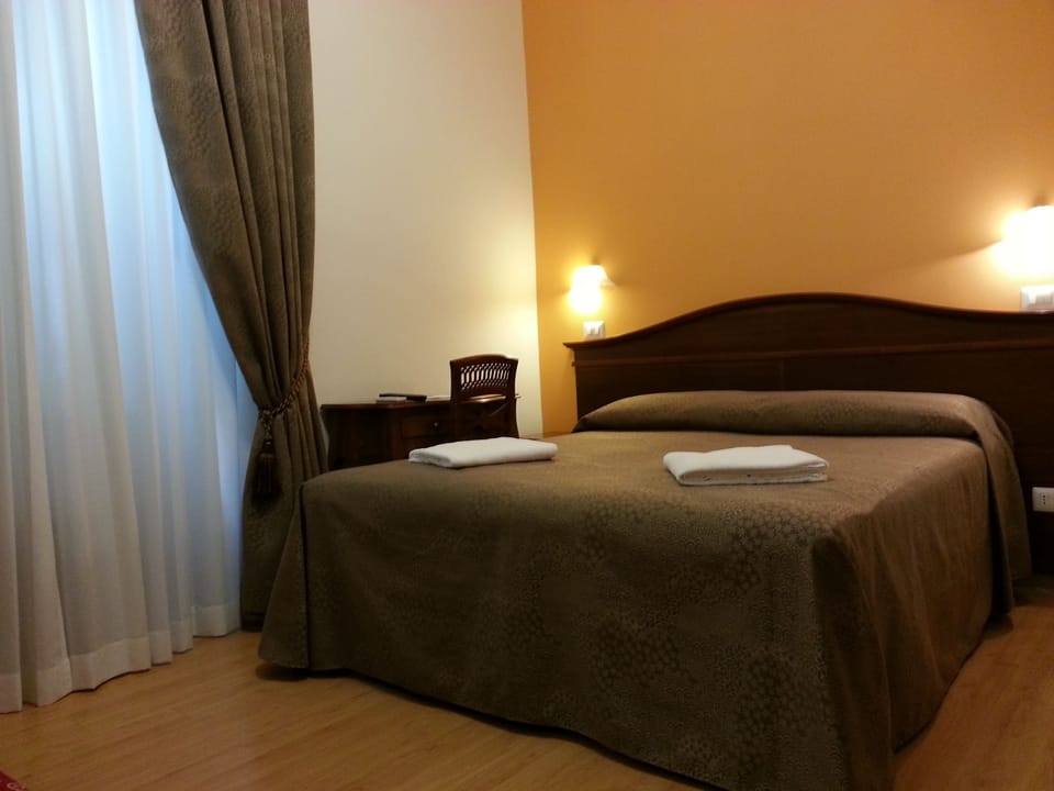 Triple Room | Desk, WiFi (free), bed sheets