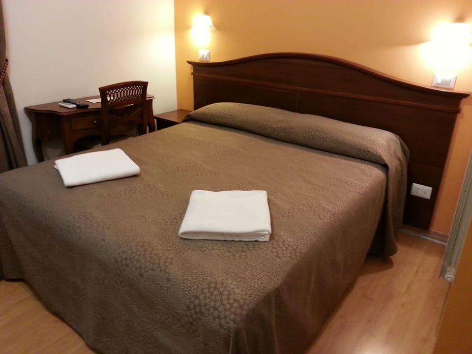 Triple Room | Desk, free WiFi, bed sheets
