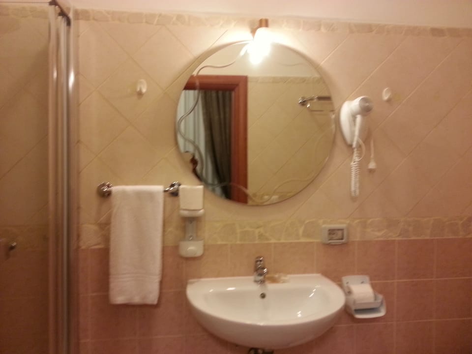 Classic Quadruple Room | Bathroom | Shower, free toiletries, hair dryer, towels