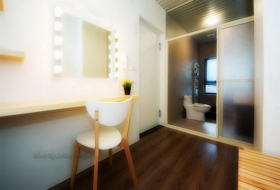 Comfort Double Room, 1 Bedroom, Bathtub | Bathroom amenities | Free toiletries, hair dryer, slippers, bidet
