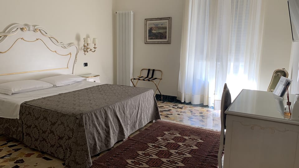 Deluxe Double Room, River View (Private external bathroom) | In-room safe, desk, free WiFi, bed sheets