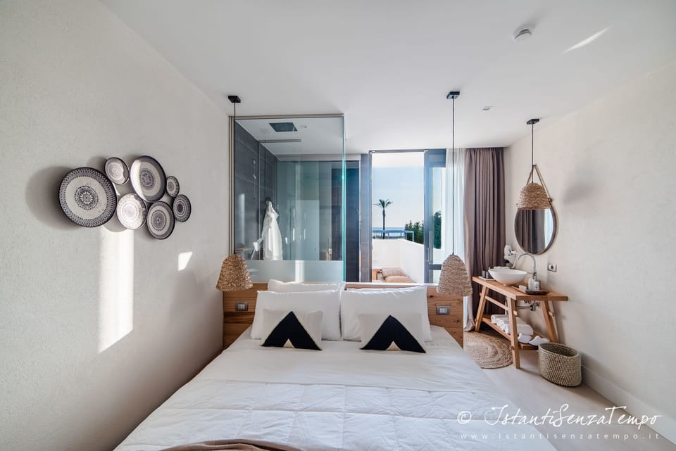 Deluxe Double Room | Minibar, in-room safe, desk, laptop workspace