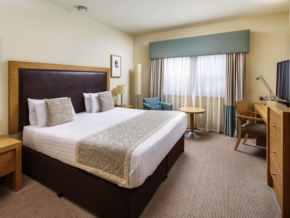 Classic Room, 1 King Bed | Premium bedding, in-room safe, desk, laptop workspace