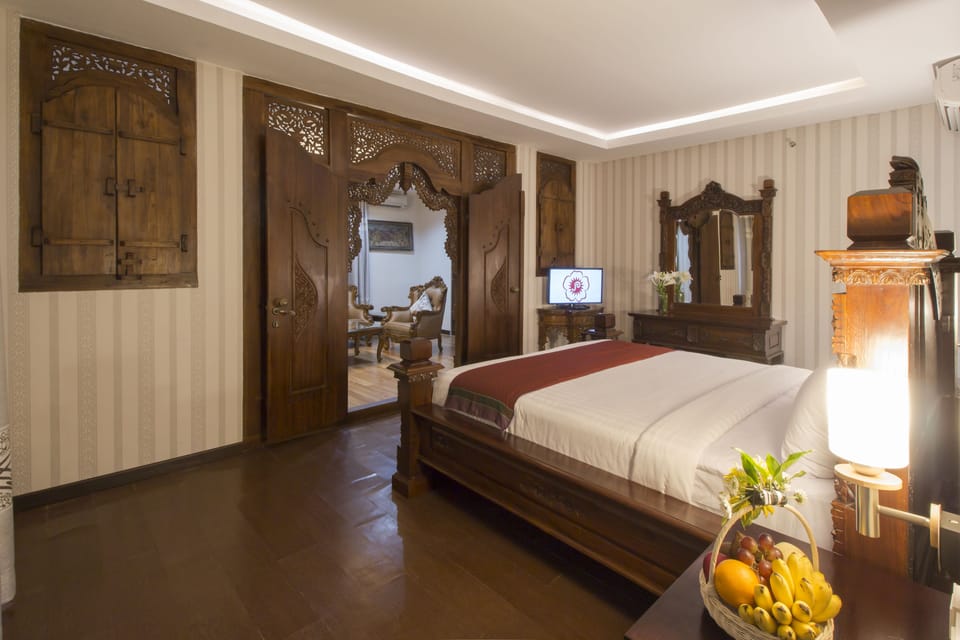 Presidential Suite, 1 Queen Bed, Non Smoking, City View | 1 bedroom, in-room safe, desk, laptop workspace