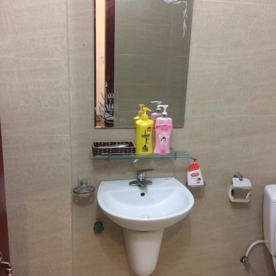 Shower, free toiletries, hair dryer, slippers