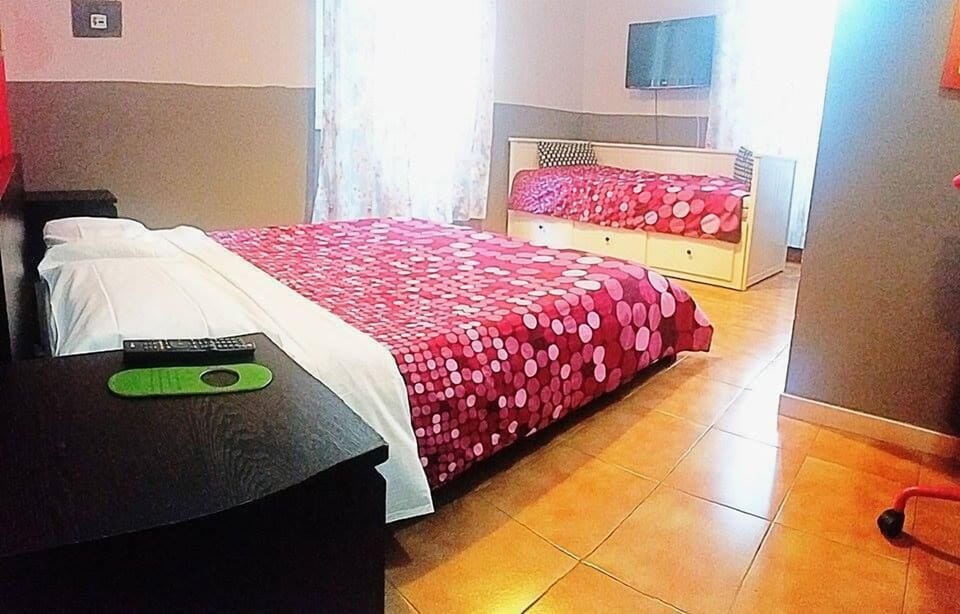 Basic Triple Room | In-room safe, blackout drapes, WiFi (free), individually decorated