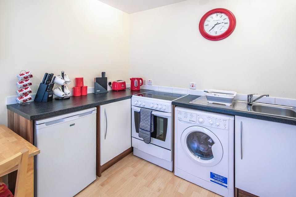 Apartment, 1 Bedroom | Private kitchen | Fridge, microwave, oven, stovetop