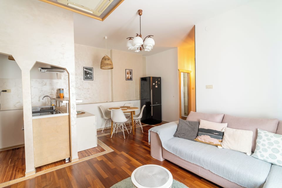 Comfort Apartment, Jetted Tub, City View | Living area