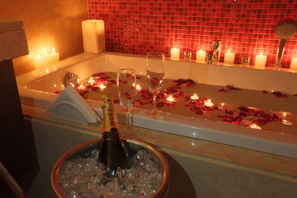 Suite, 1 Queen Bed, Non Smoking | Bathroom | Shower, eco-friendly toiletries, hair dryer, bathrobes