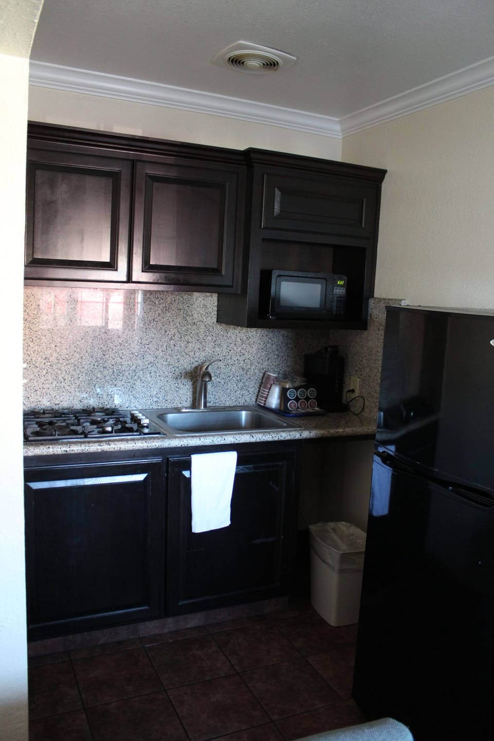 Deluxe Family Suite with 3 Queen Beds & Kitchenette, Non Smoking | Private kitchenette | Coffee/tea maker