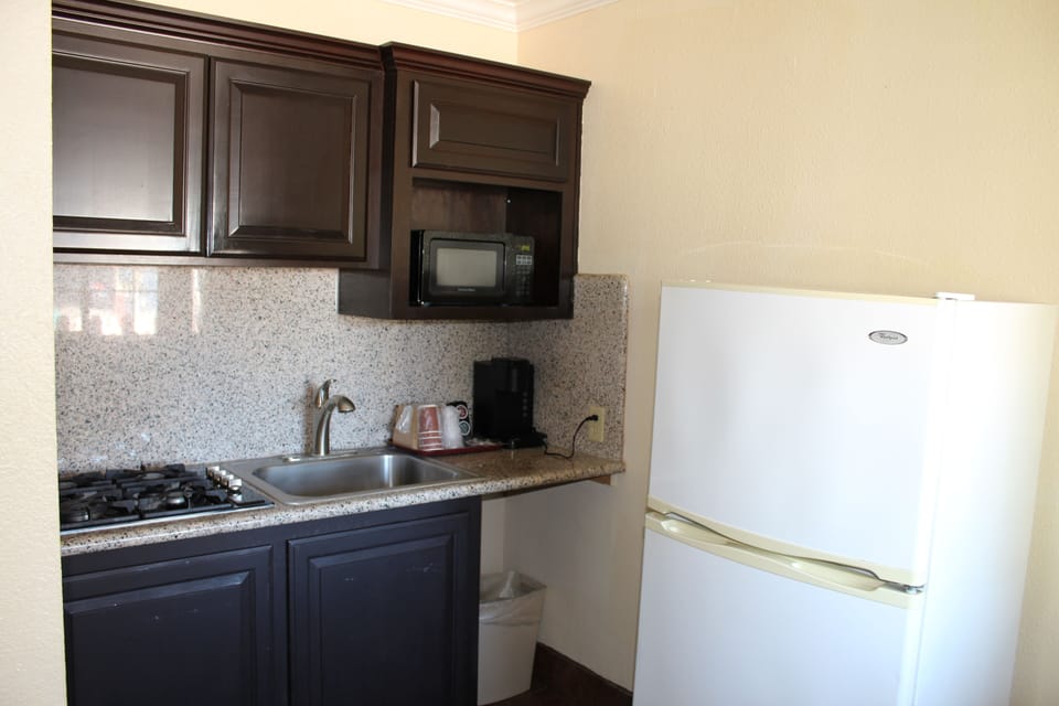 Deluxe King & Queen Suite with Kitchenette, Non Smoking | Private kitchenette | Coffee/tea maker