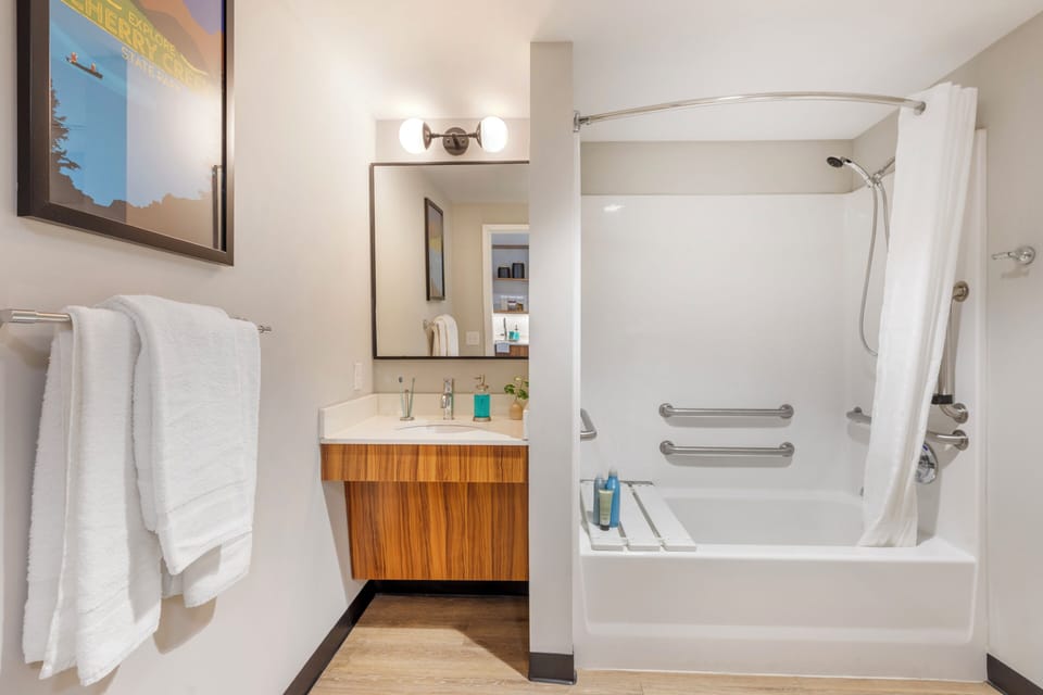 Combined shower/tub, free toiletries, hair dryer, towels