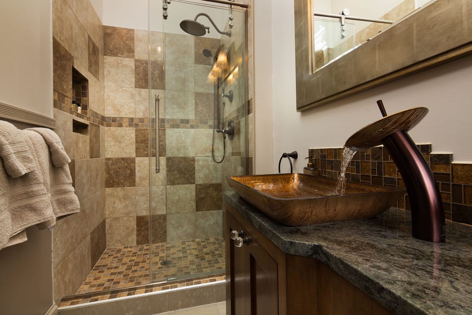 Belle Fonte Room | Bathroom | Free toiletries, towels