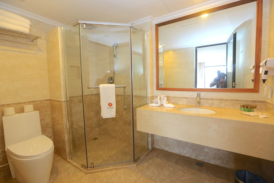 Shower, rainfall showerhead, free toiletries, hair dryer
