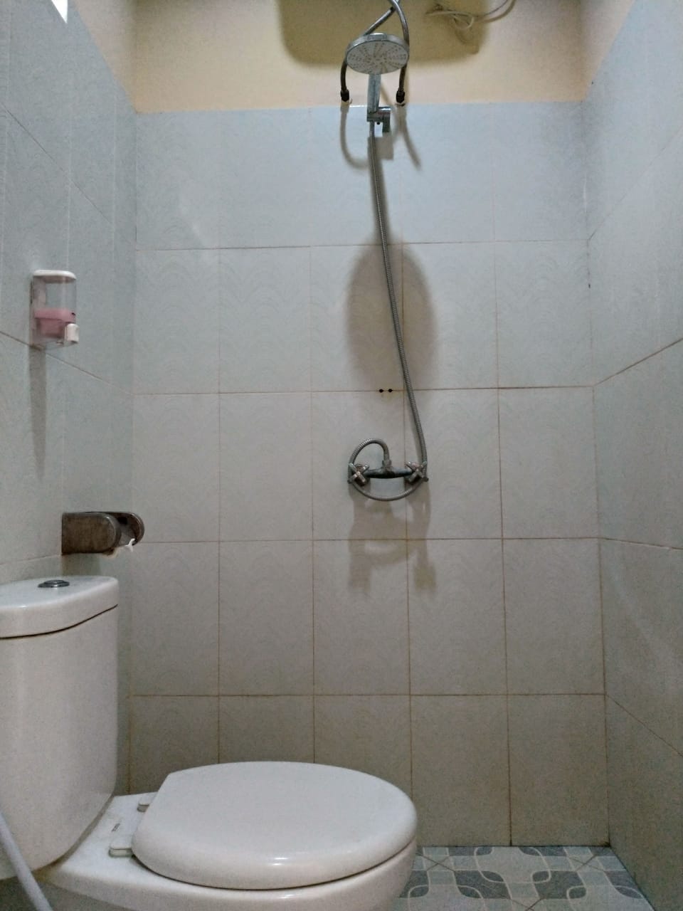 Superior Twin Room | Bathroom | Shower, free toiletries, towels, soap