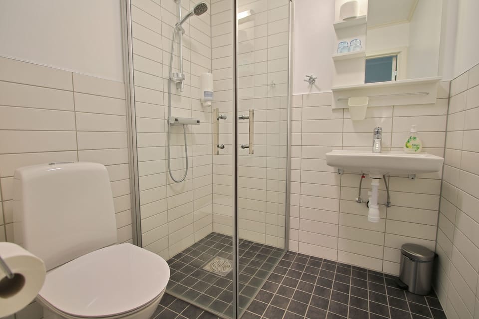 Double Room | Bathroom | Shower, towels