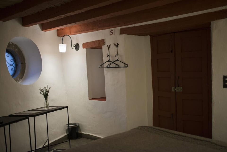 Basic Room, 1 King Bed | Desk, iron/ironing board, free WiFi
