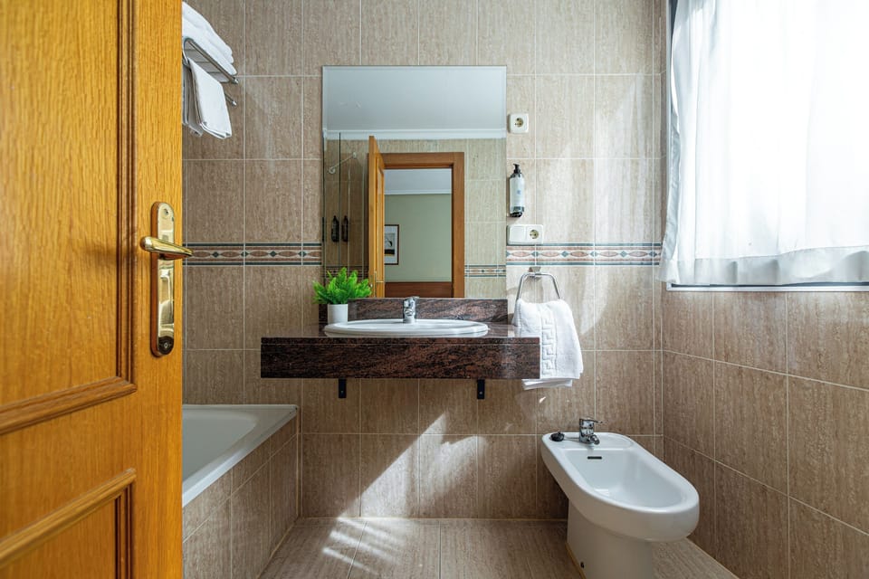 Double Room | Bathroom | Free toiletries, towels