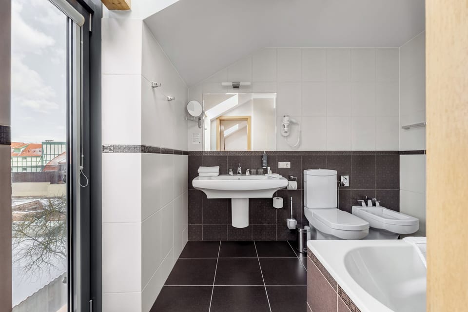 Luxury Suite | Bathroom | Free toiletries, towels