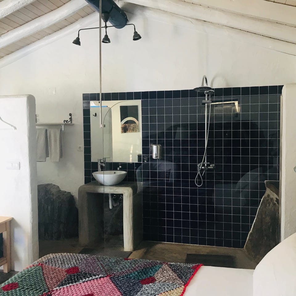 Romantic Double Room | Bathroom | Free toiletries, towels