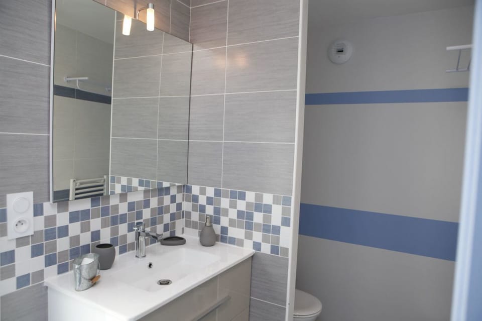 Comfort Double Room (La Bretonne) | Bathroom | Shower, free toiletries, hair dryer, towels