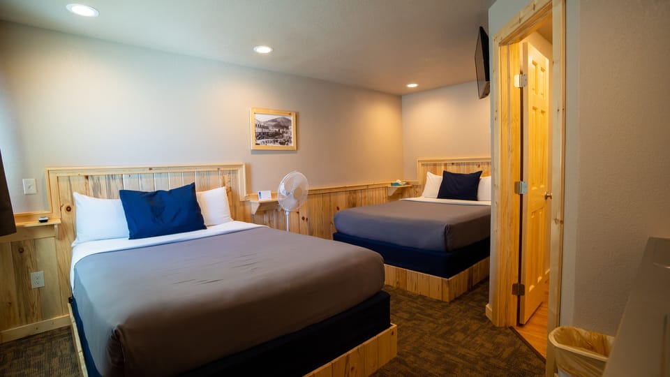 Room 17 | Desk, free wired internet, bed sheets