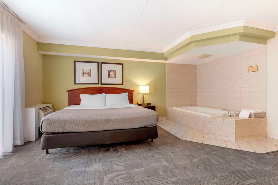 Suite, 1 King Bed, Non Smoking (Upgrade) (Not Pet friendly) | Egyptian cotton sheets, premium bedding, down comforters, desk