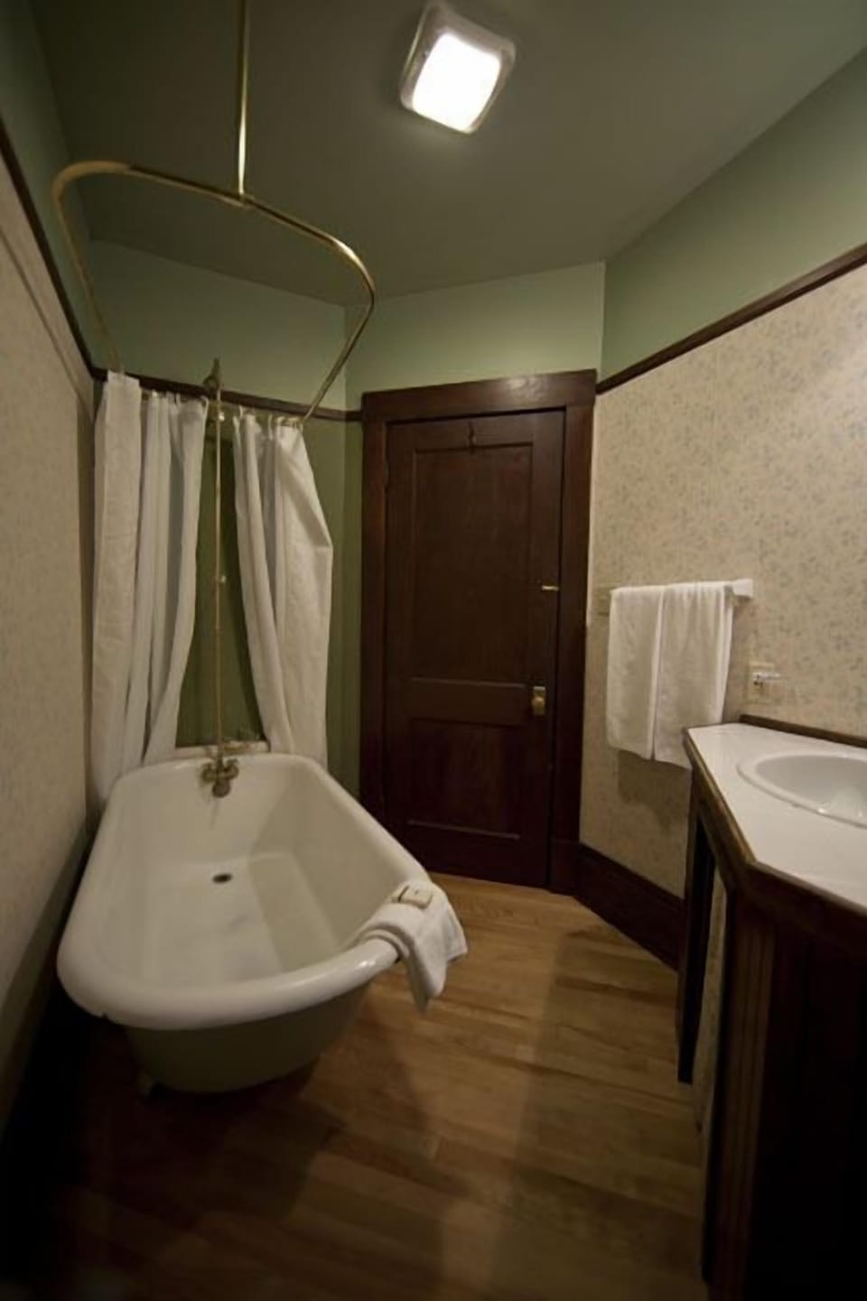 Traditional Room, 1 Queen Bed with Sofa bed | Bathroom | Free toiletries, towels, soap, shampoo