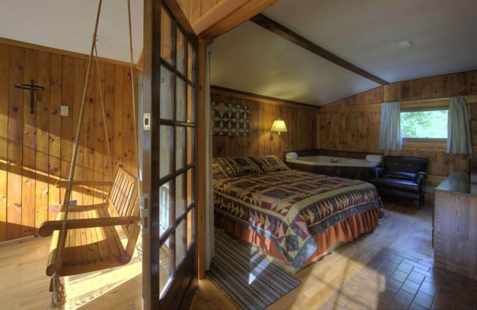 Traditional Cabin, 1 Queen Bed, Jetted Tub | Desk, laptop workspace, iron/ironing board, free WiFi