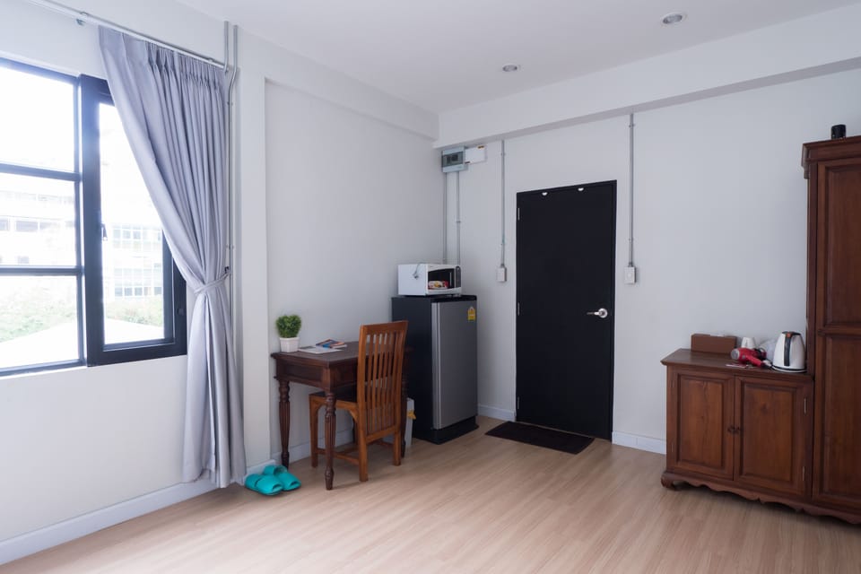 Studio Apartment | Desk, blackout drapes, free WiFi, bed sheets