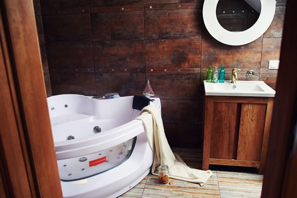 Comfort Double Room, 1 Queen Bed, Non Smoking, Jetted Tub | Bathroom | Shower, hydromassage showerhead, hair dryer, towels