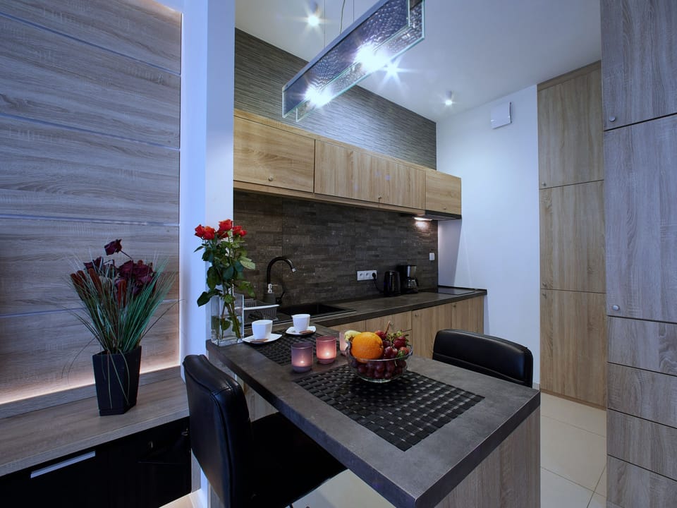 Comfort Studio Suite, 1 Double Bed with Sofa bed, Non Smoking | Dining room