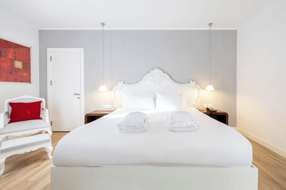 Deluxe Room, 1 Double Bed | Minibar, in-room safe, desk, soundproofing