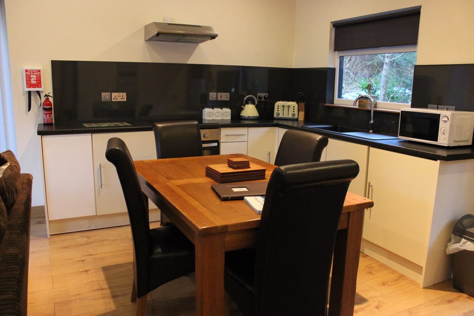 Superior Cottage, 2 Bedrooms, Lake View, Mountainside | Private kitchenette | Fridge, microwave, oven, stovetop