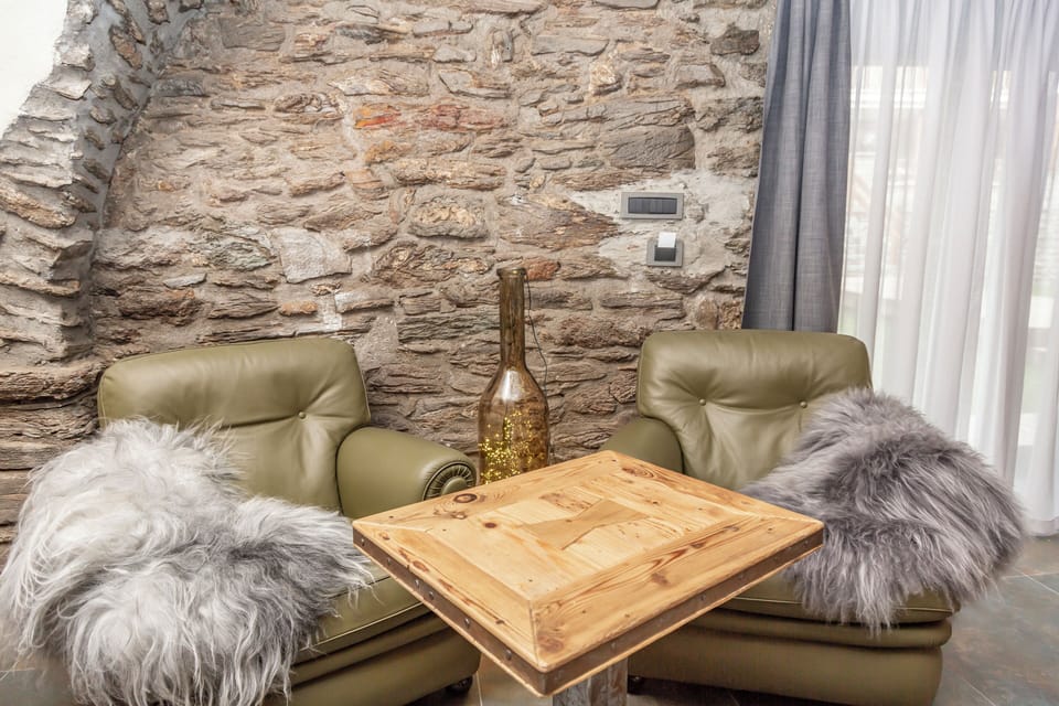 Deluxe Suite, Hot Tub | In-room safe, soundproofing, free WiFi, bed sheets