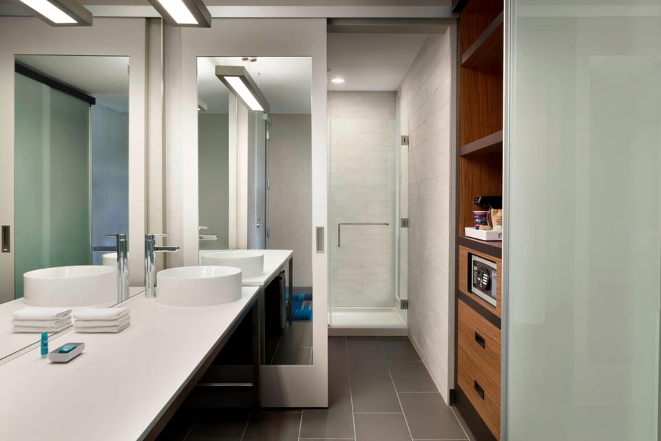 Shower, free toiletries, towels