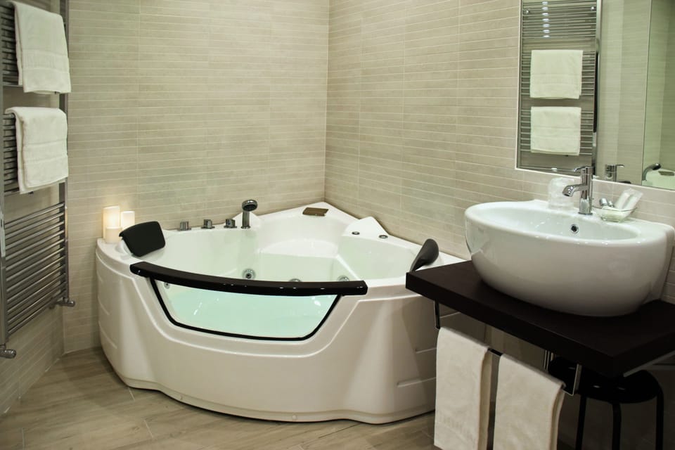 Suite, Hot Tub | Bathroom | Free toiletries, hair dryer, towels