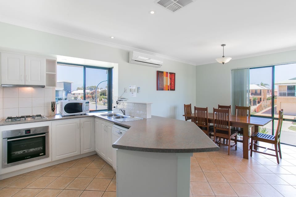 Full-size fridge, microwave, oven, stovetop