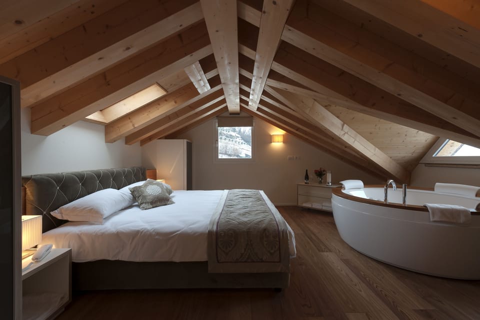 Panoramic Suite | Minibar, in-room safe, desk, soundproofing
