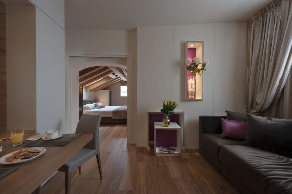 Panoramic Suite | Living area | Flat-screen TV